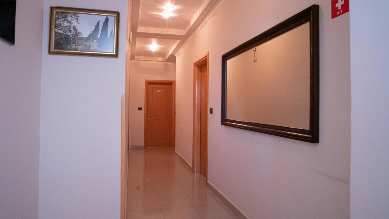 Alvero Hotel Пермет Екстер'єр фото